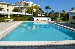 Chateau Club condos pool. (Chateau of Naples)