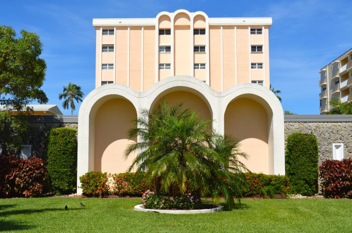 Diplomat Club front courtyard