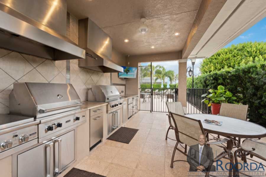 Westgate condominiums in Naples, FL, offers outdoor eating area